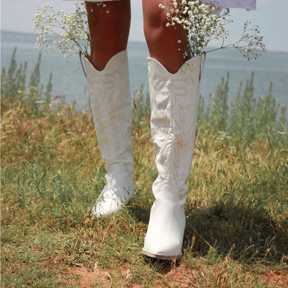 Oasis Society “The Samara” White Tall Boots - Picture 2 of 4